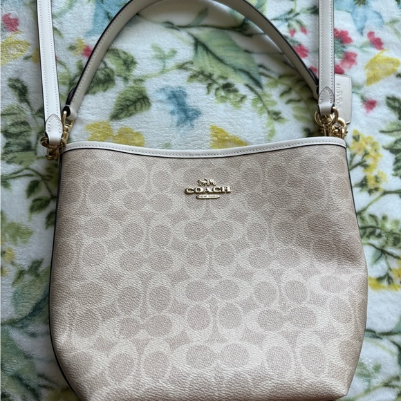 NWOT Coach Purse - 2 Different Straps - Never Worn - Picture 2 of 15